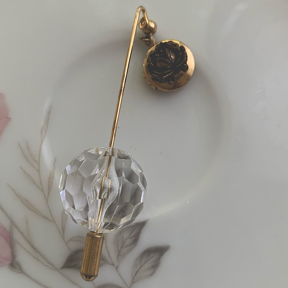Vintage goldtone & clear lucite faceted ball hat pin with a rose locket